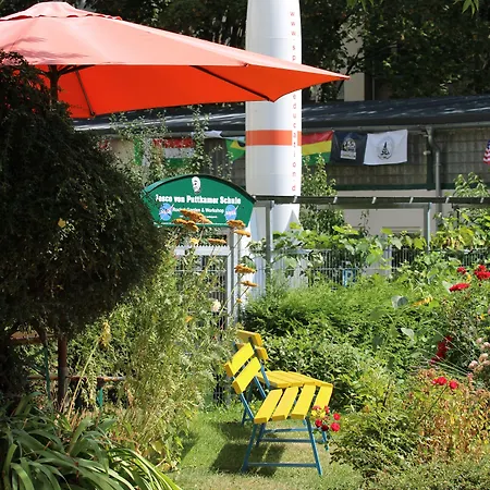 Space Im Campus Der Jvp Schule Lejlighedshotel Leipzig